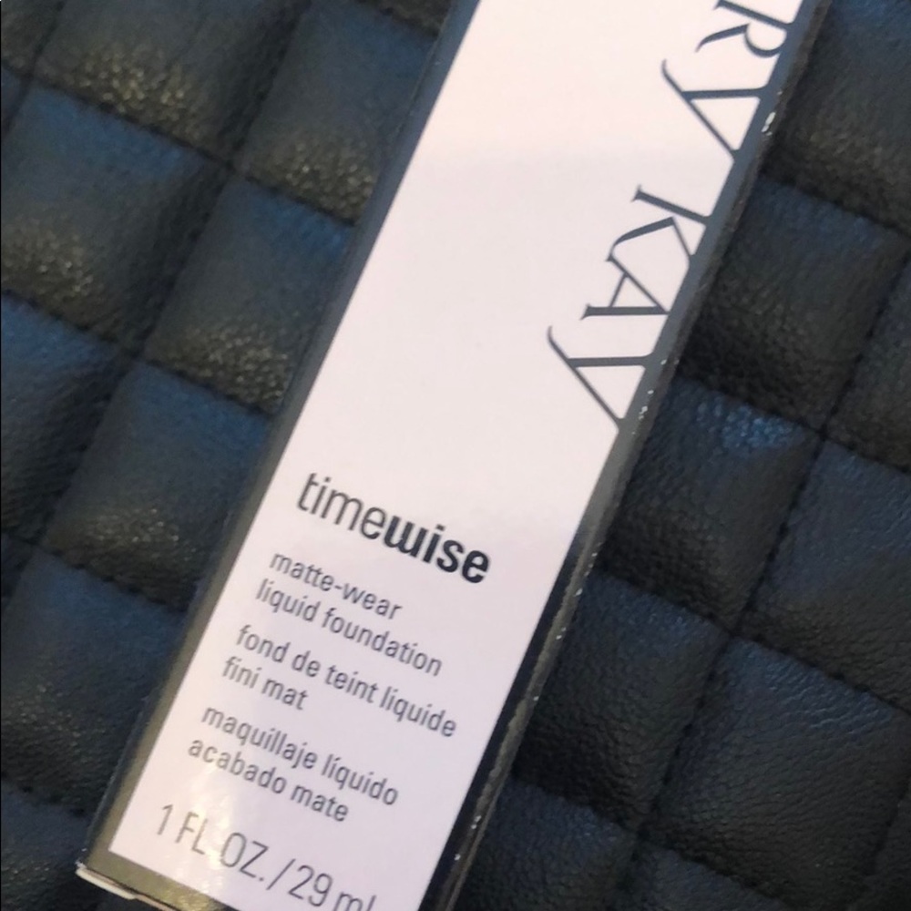 SOLD- Mary Kay Timewise foundation Beige 8 matte N